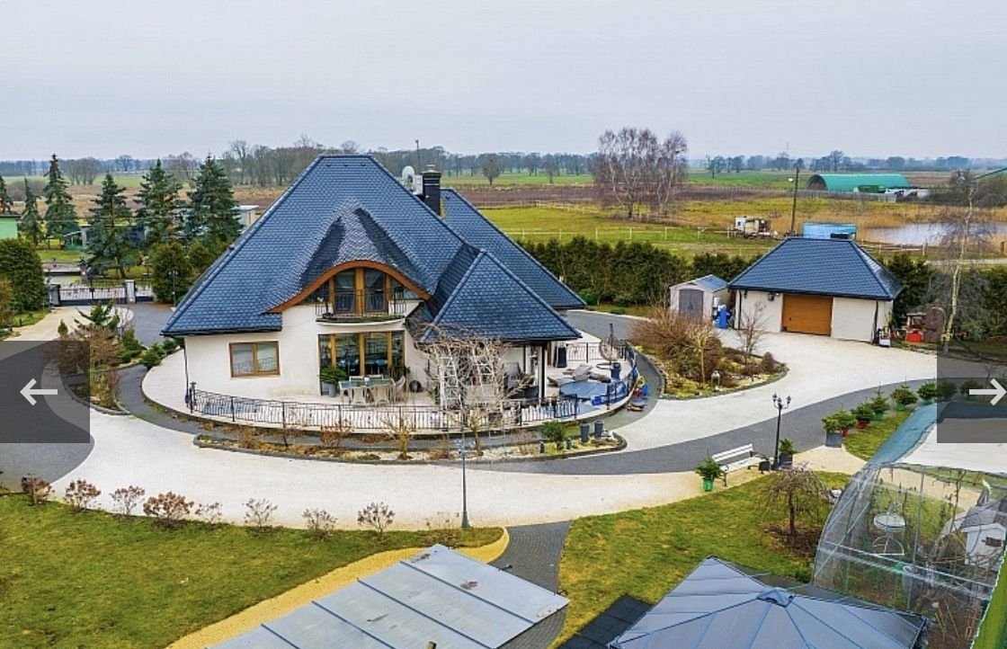 Nowoczesny dom z basenem i ogrodem