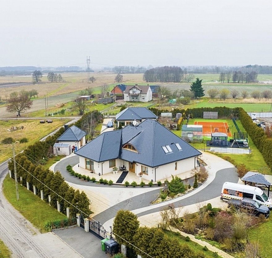 Nowoczesny dom z basenem i ogrodem