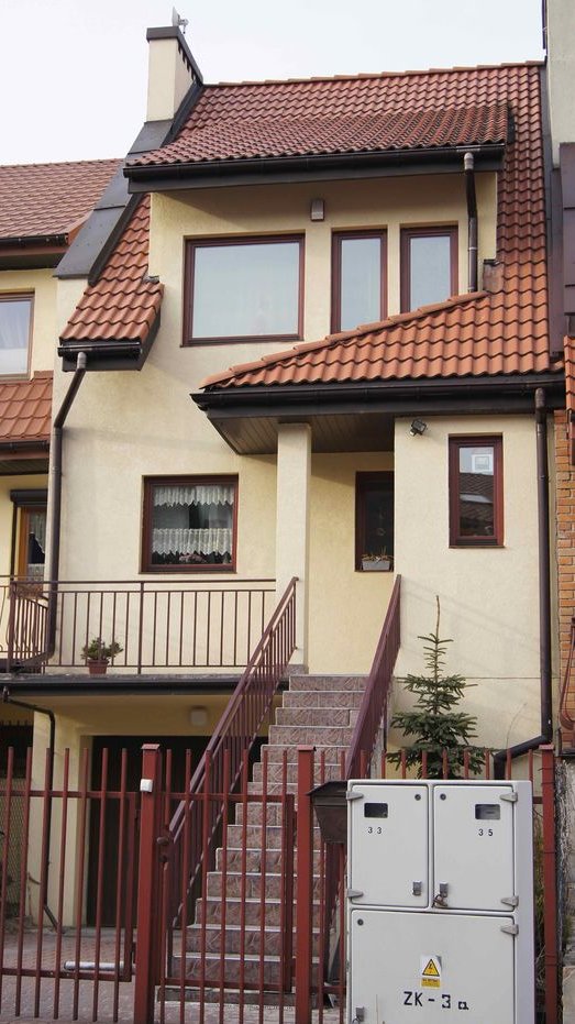 Dom w zacisznej, bezpiecznej i zielonej okolicy z dobrą komunikacją.