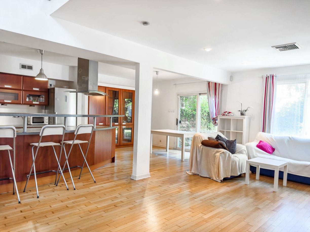 Przestronny dom z garażem w spokojnej okolicy