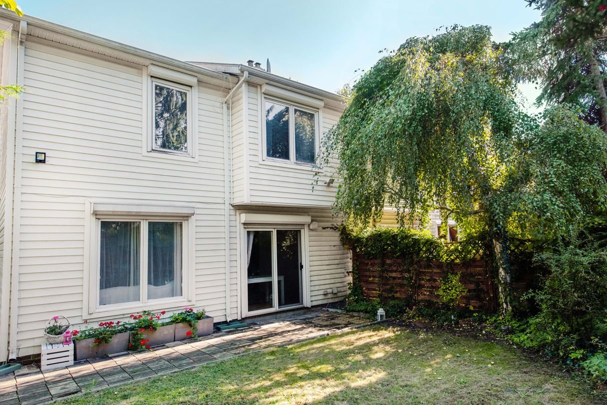 Przestronny dom z garażem w spokojnej okolicy