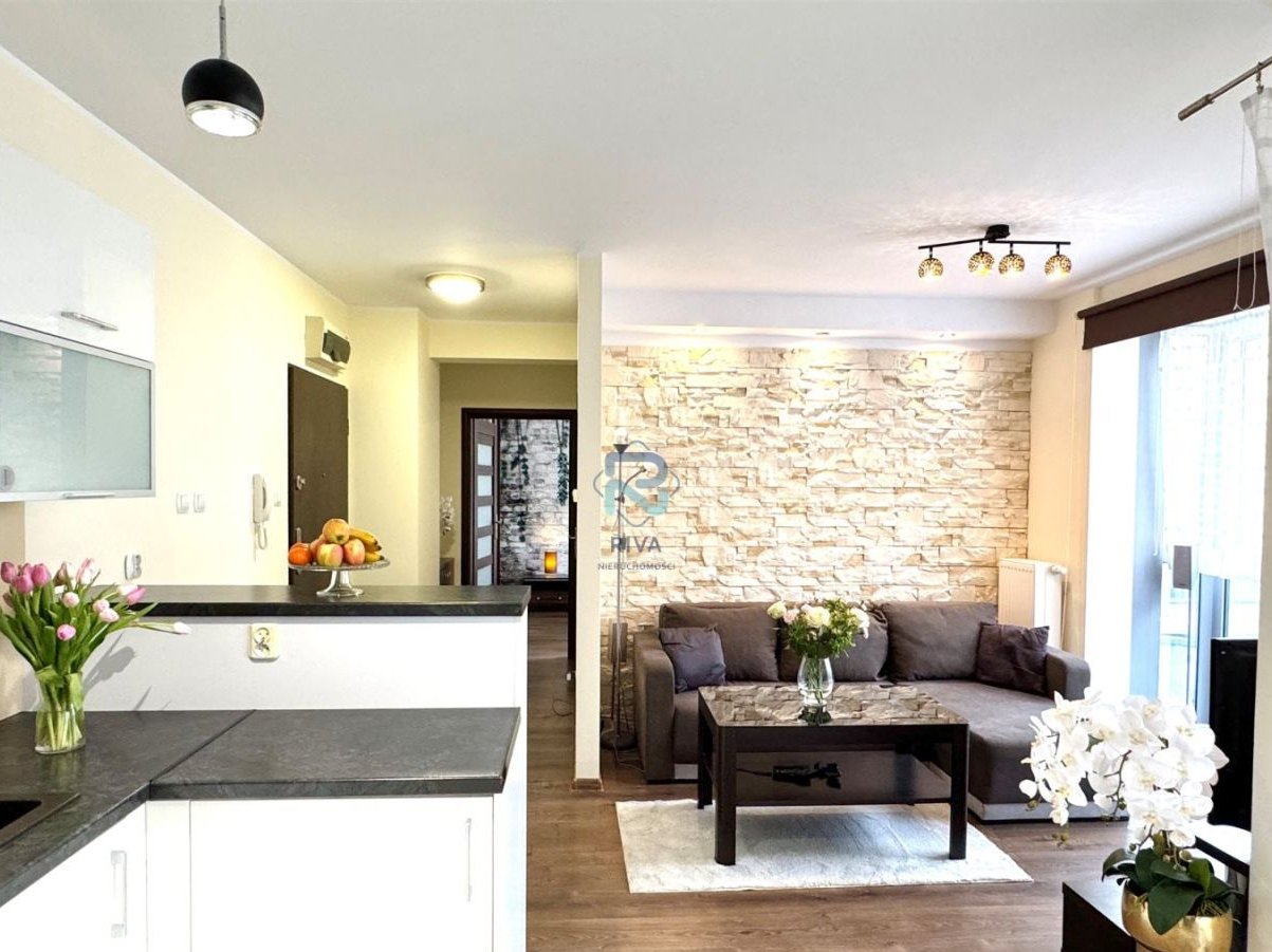 Na sprzedaż 2-pokojowe mieszkanie z balkonem.