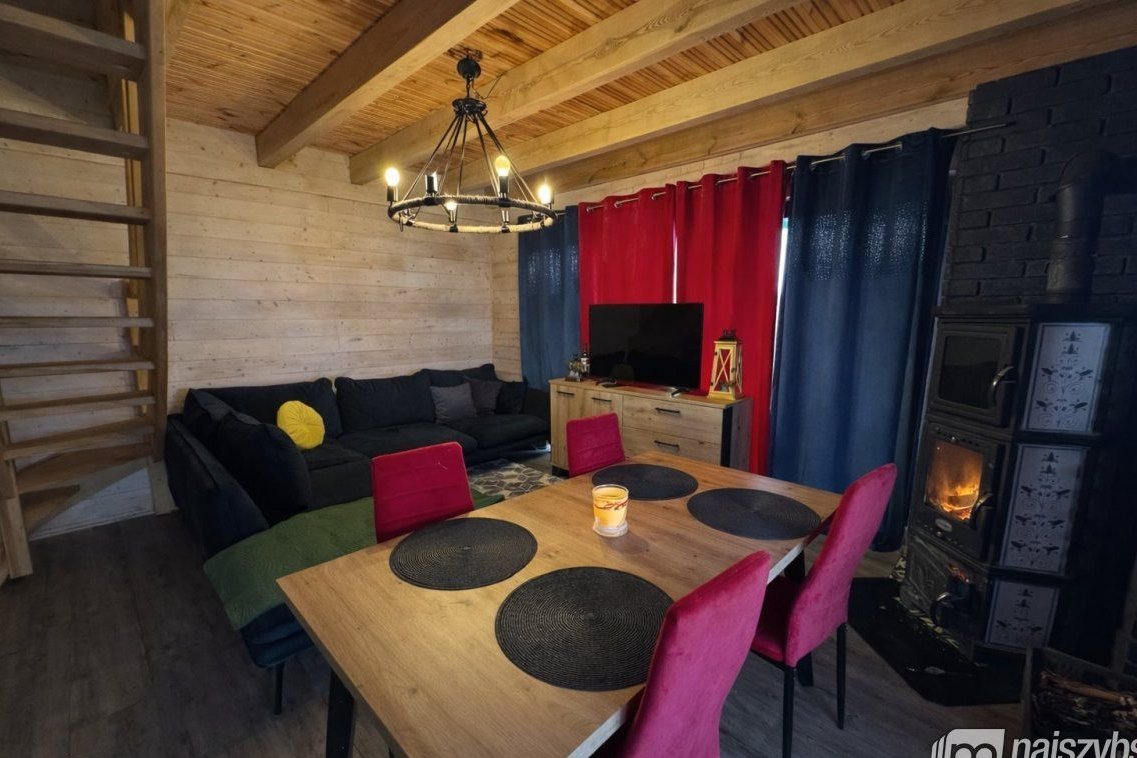 Strzeszów-drewniany domek rekreacyjny nad jeziorem