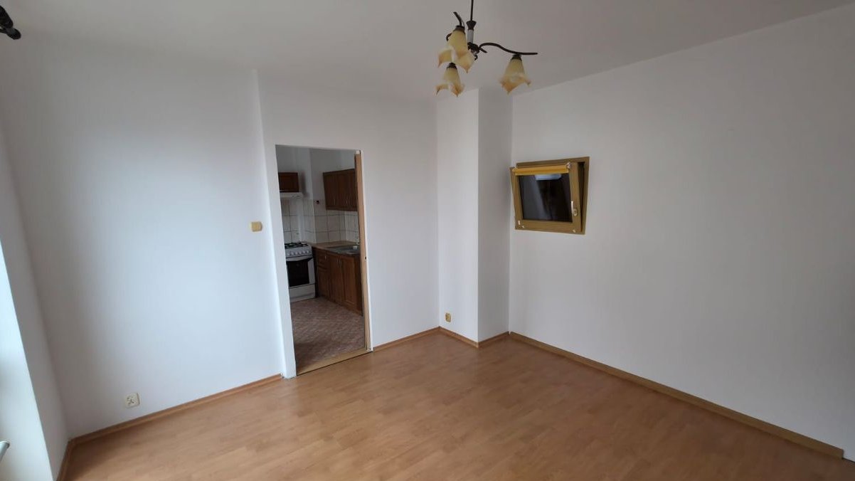 Słoneczna kawalerka z osobnym pokojem