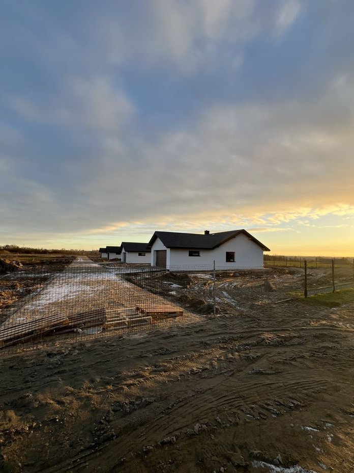 Dom wolnostojący w stanie deweloperskim-osiedle zamknięte-duża działka