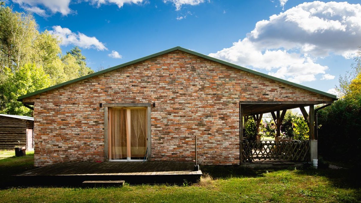 Dom i biznes w otoczeniu lasu