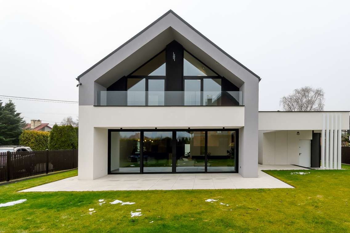 Nowoczesny dom Kryspinów w pobliżu jeziora