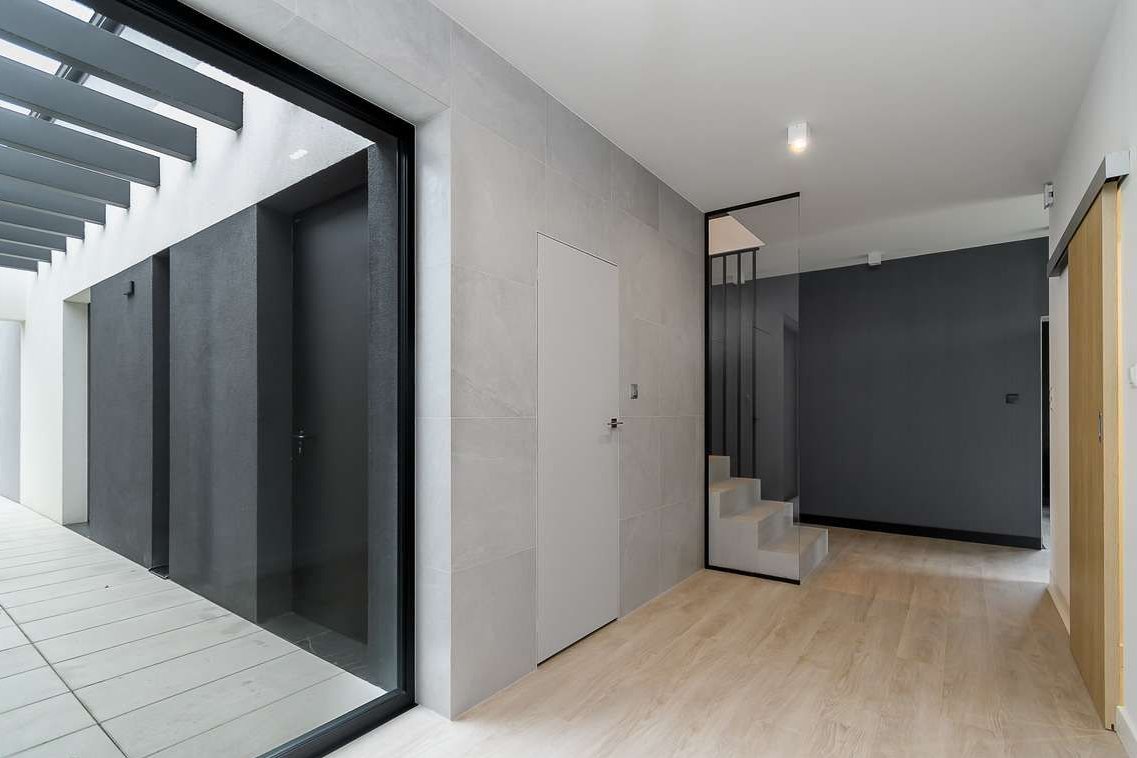 Nowoczesny dom Kryspinów w pobliżu jeziora