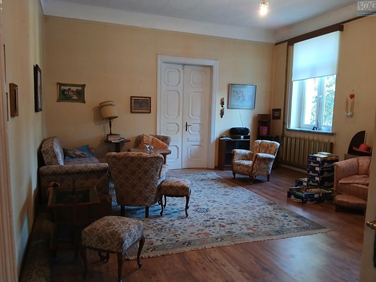 Duże, wysokie mieszkanie w kameralnej kamienicy w centrum