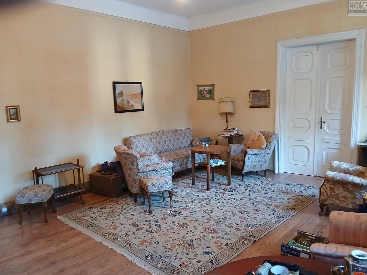 Duże, wysokie mieszkanie w kameralnej kamienicy w centrum