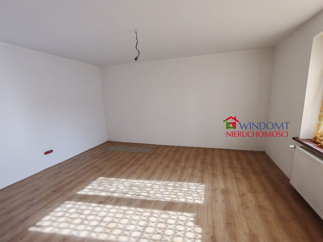 Wolnostojący na dużej działce budowl. Całkowicie wyremontowany parter.