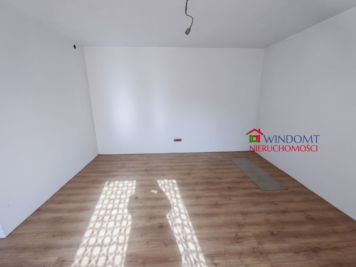 Wolnostojący na dużej działce budowl. Całkowicie wyremontowany parter.