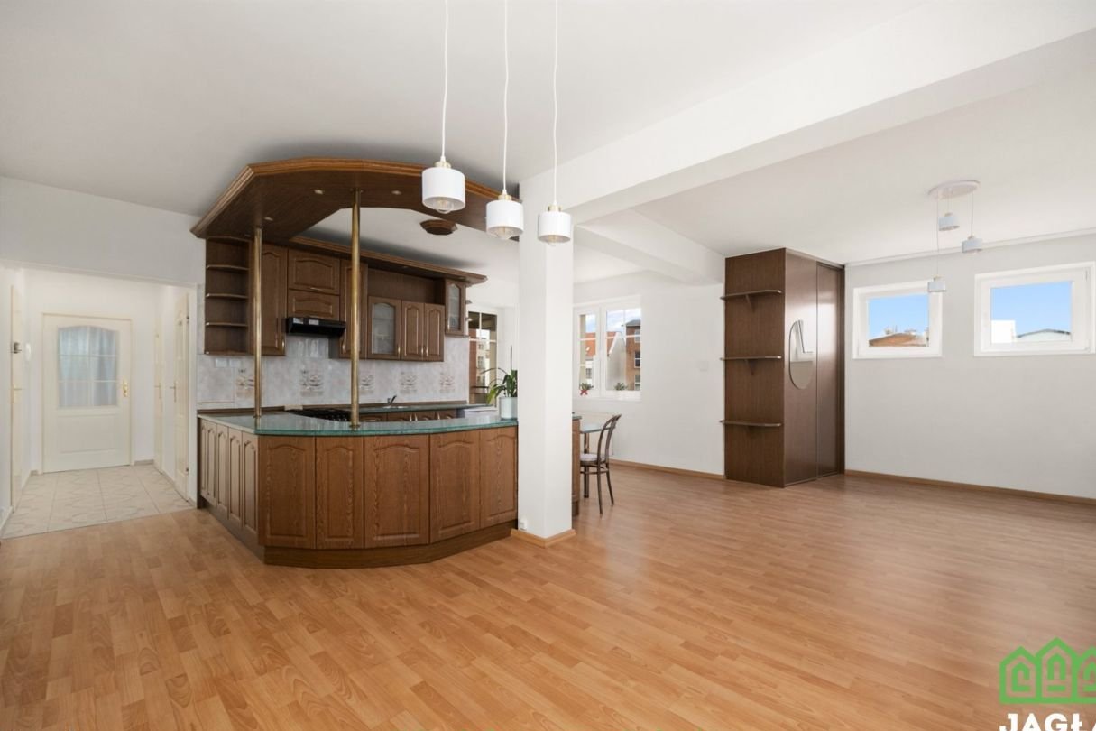 3 pokoje 74,8m2 1 piętro Garaż 2 tarasy Blok 98r