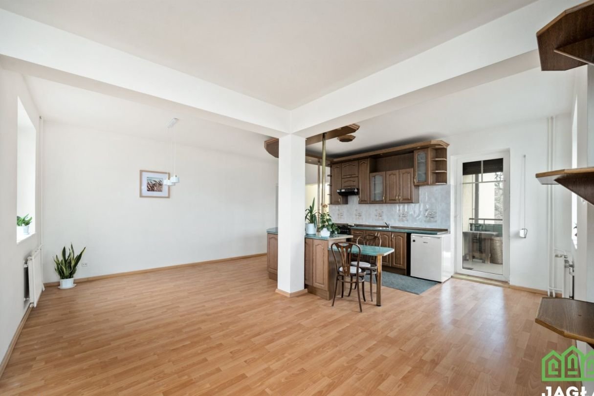 3 pokoje 74,8m2 1 piętro Garaż 2 tarasy Blok 98r