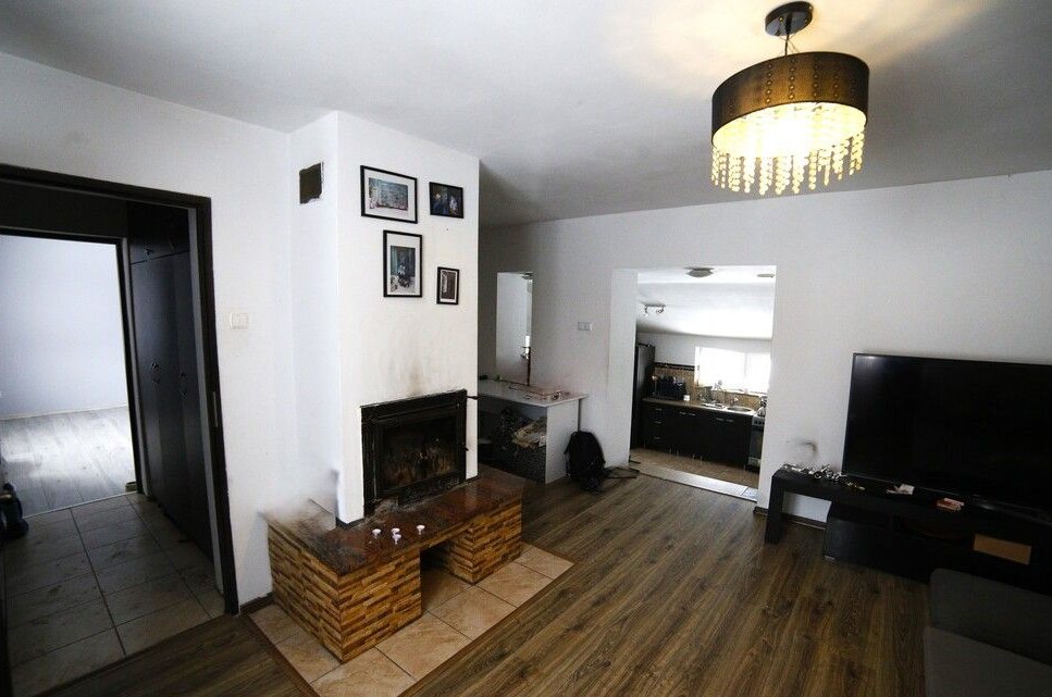 Wzgórza, cisza i ogień w kominku