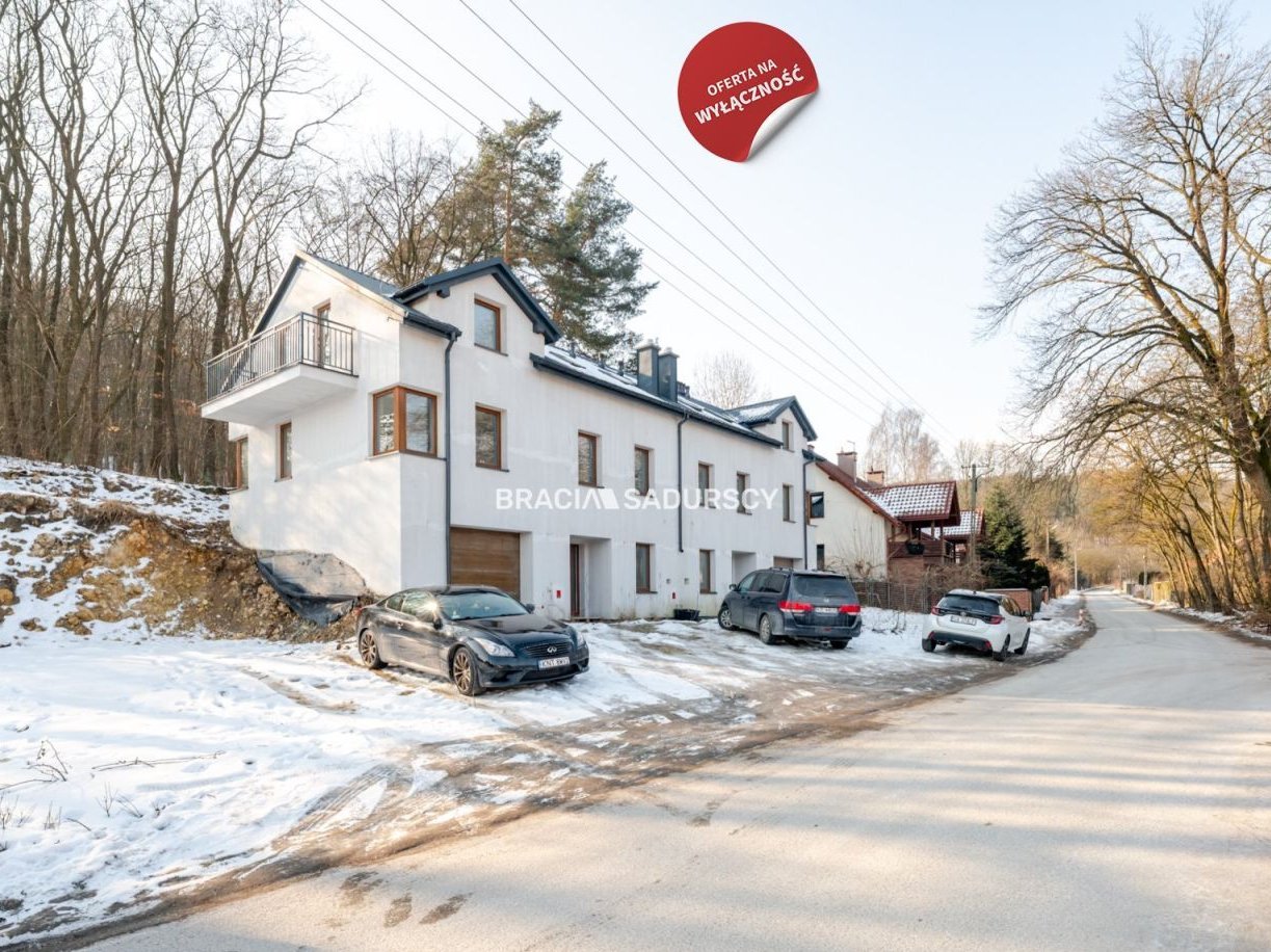 Wygodne domy pod lasem w Podgórkach Tynieckich.