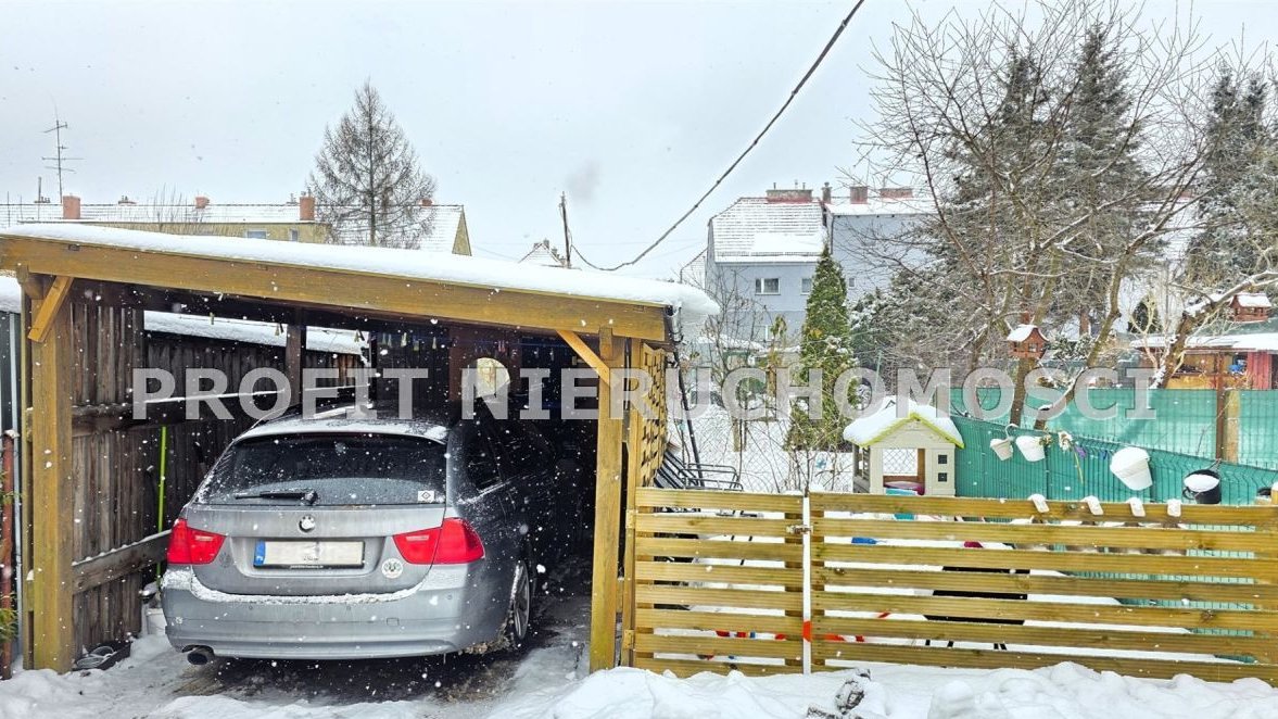 Atrakcyjne mieszkanie z ogródkiem i wiatą garażową