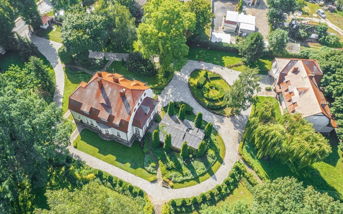 Dworek / dwa budynki z parkiem / hotel + sale