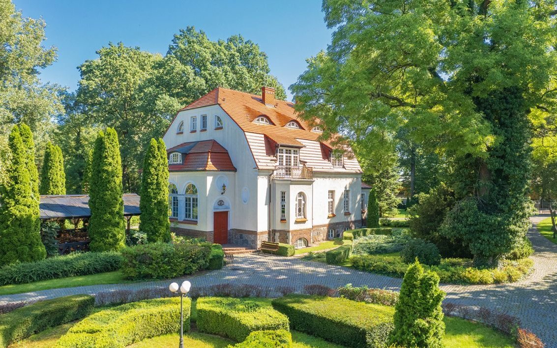 Dworek / dwa budynki z parkiem / hotel + sale