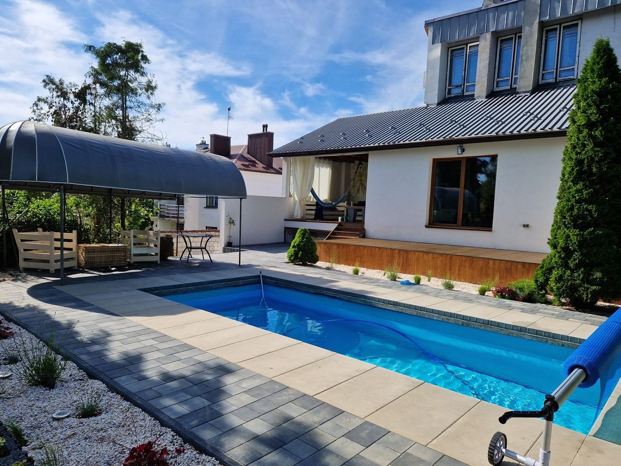 Przestronny dom z basenem i garażem