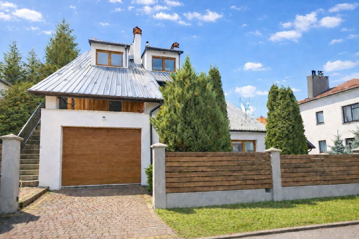 Przestronny dom z basenem i garażem