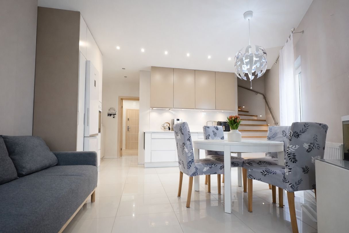 Dwupoziomowe|3 pokoje| Ogród | Garaż | Klimatyzacja |Zamknięte osiedle