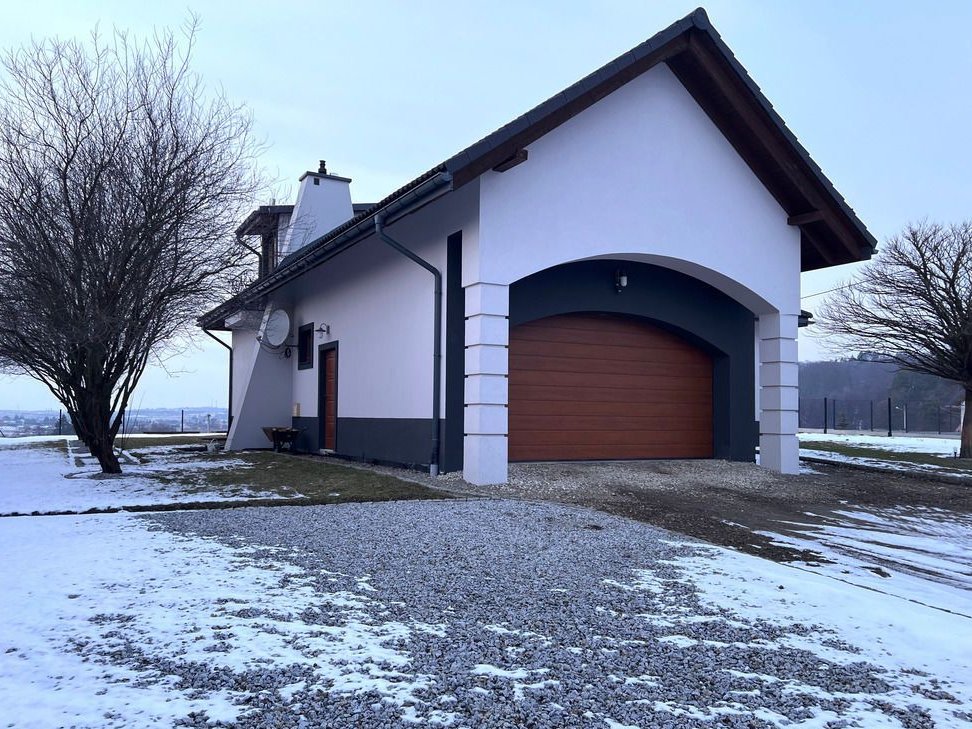 Duży dom wolnostojący z pięknym wnętrzem.