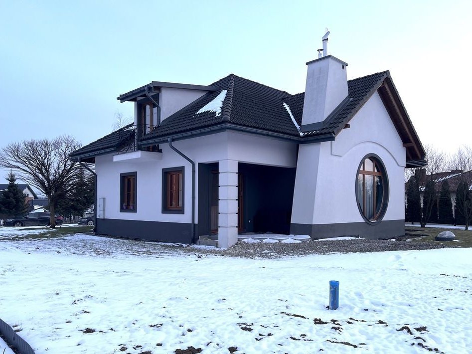 Duży dom wolnostojący z pięknym wnętrzem.