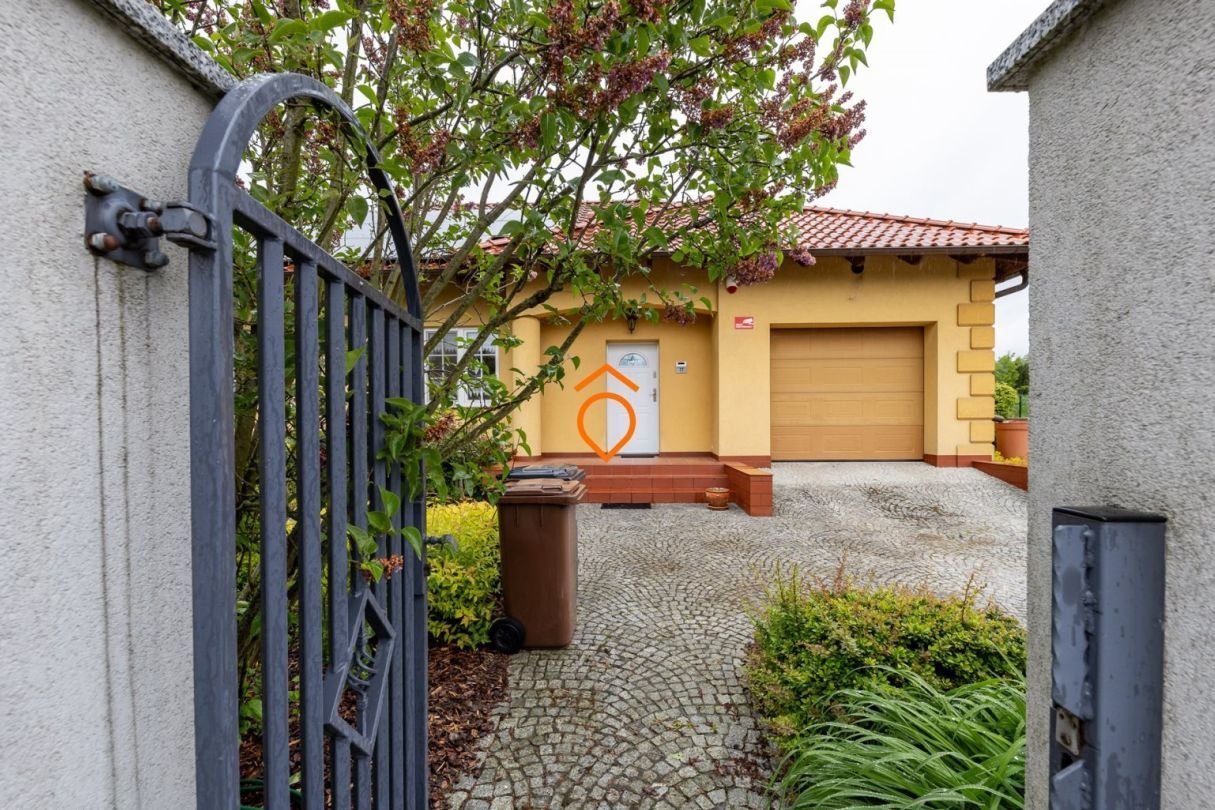 dom parterowy | duża działka | piękny ogród