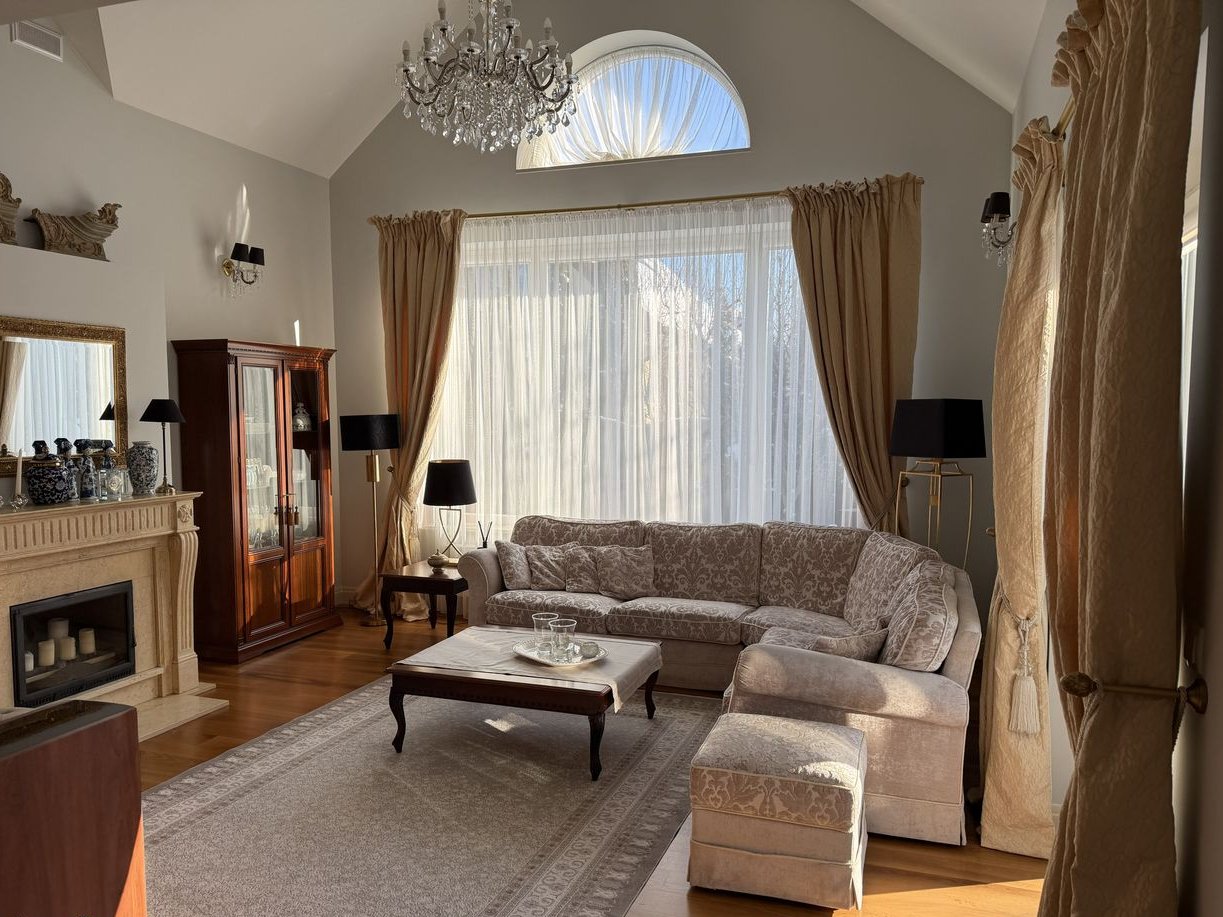 Dom w stylu klasycznym z pięknym ogrodem w Łomiankach