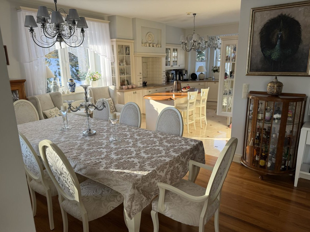 Dom w stylu klasycznym z pięknym ogrodem w Łomiankach