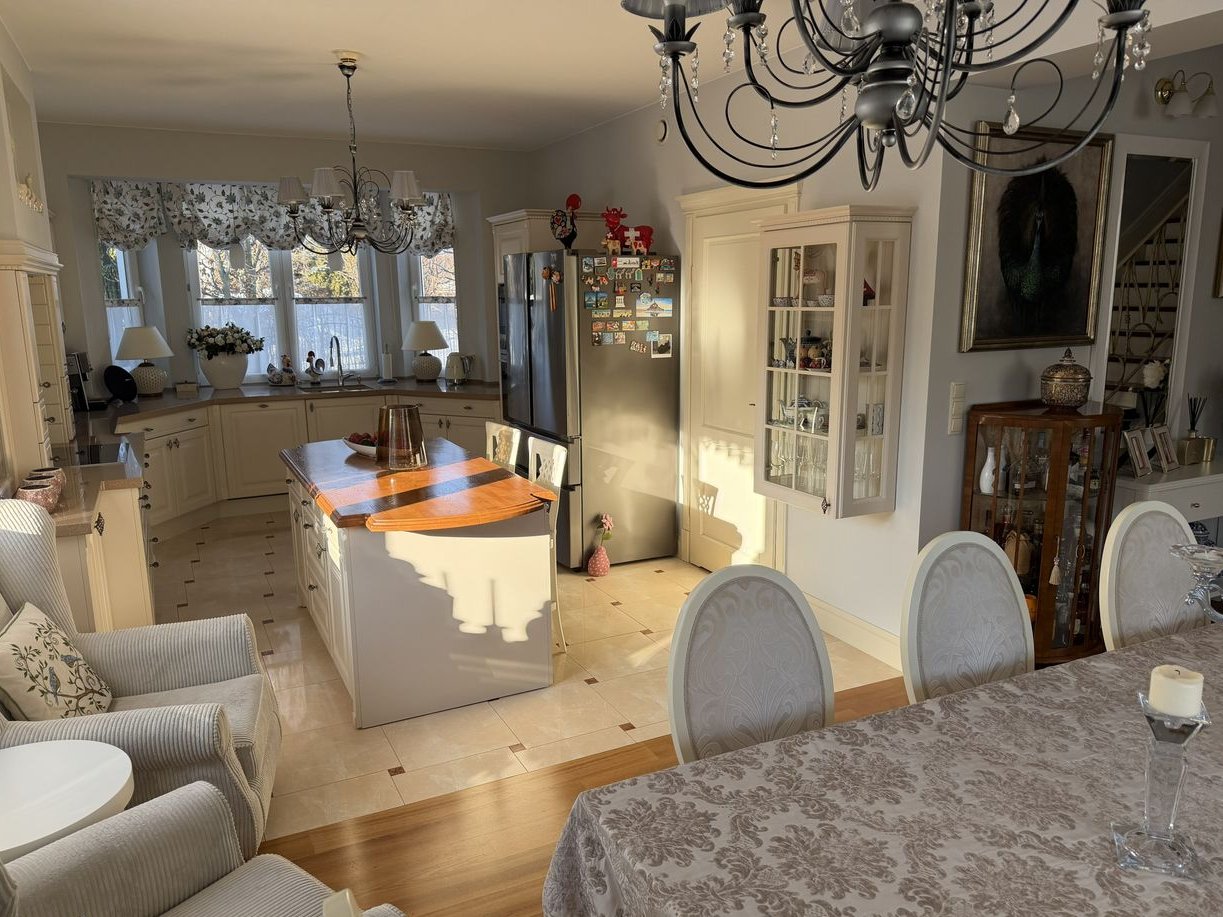 Dom w stylu klasycznym z pięknym ogrodem w Łomiankach