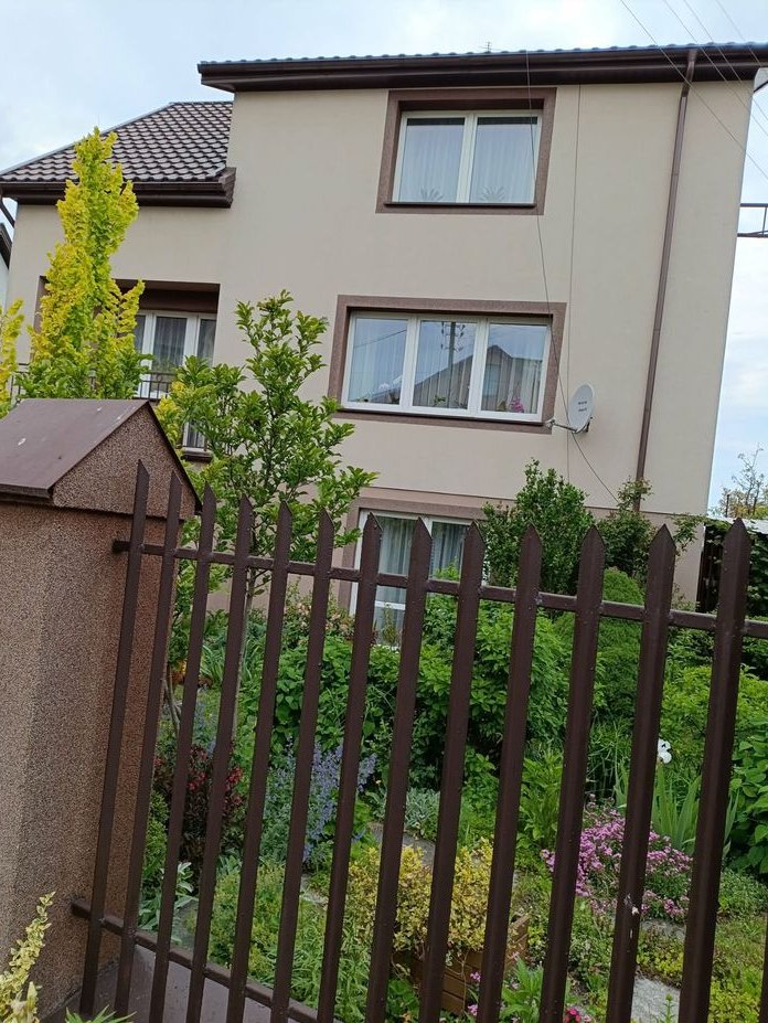 Dom z 6 pokojami i garażem w cichej okolicy