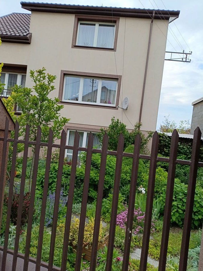 Dom z 6 pokojami i garażem w cichej okolicy