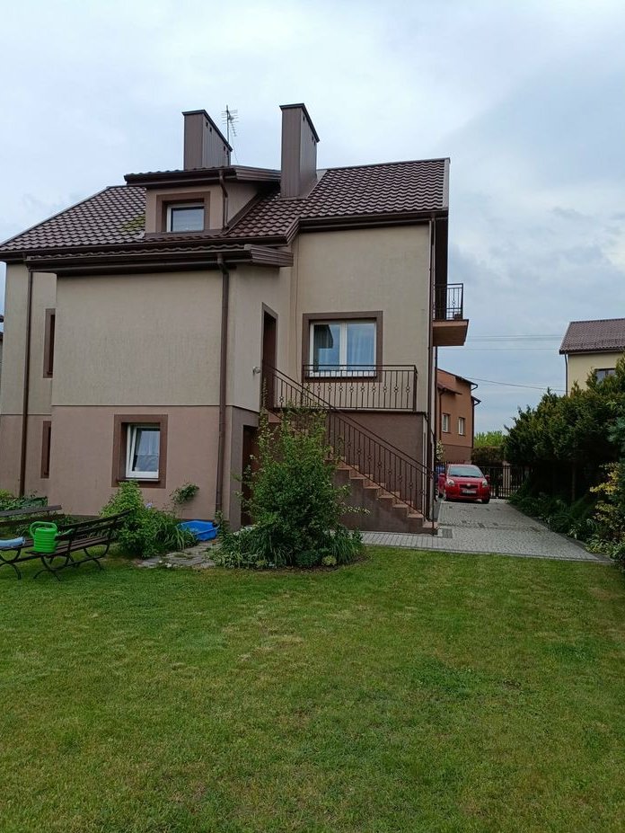 Dom z 6 pokojami i garażem w cichej okolicy