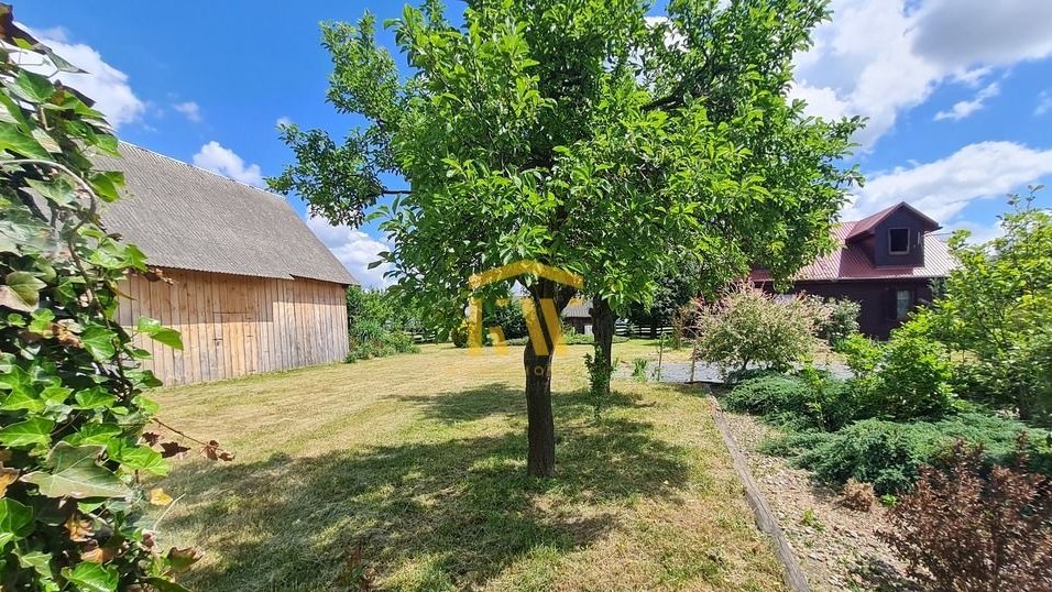 Siedlisko pod Iłżą z drewnianą stodołą