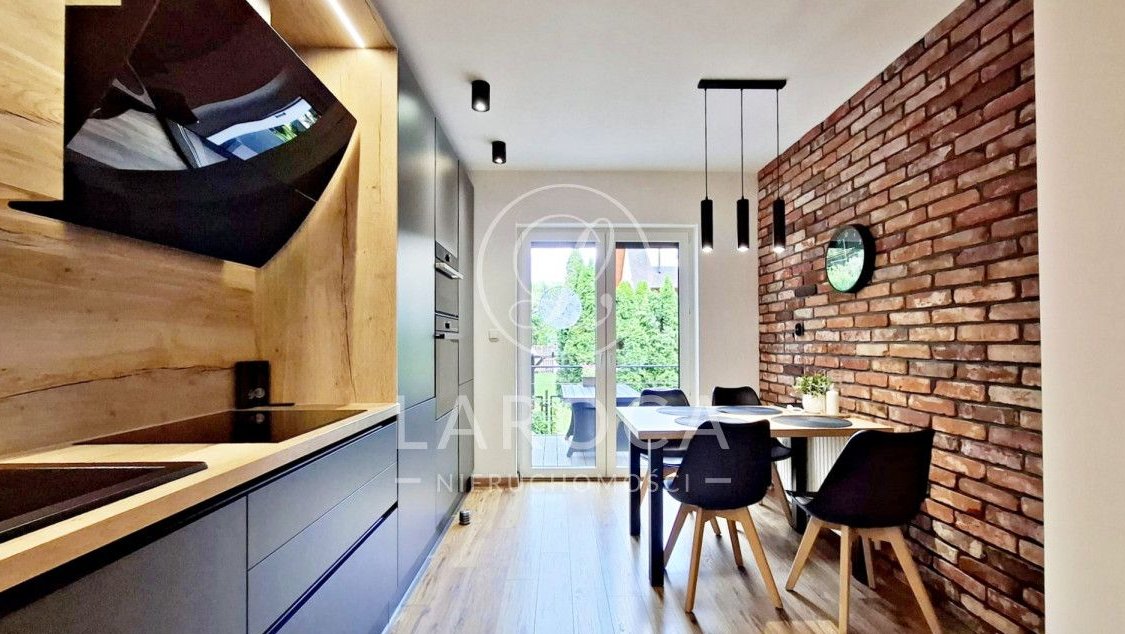 Rodzinny zadbany segment na zielonym Os Brzezina