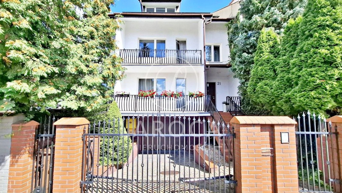 Rodzinny zadbany segment na zielonym Os Brzezina