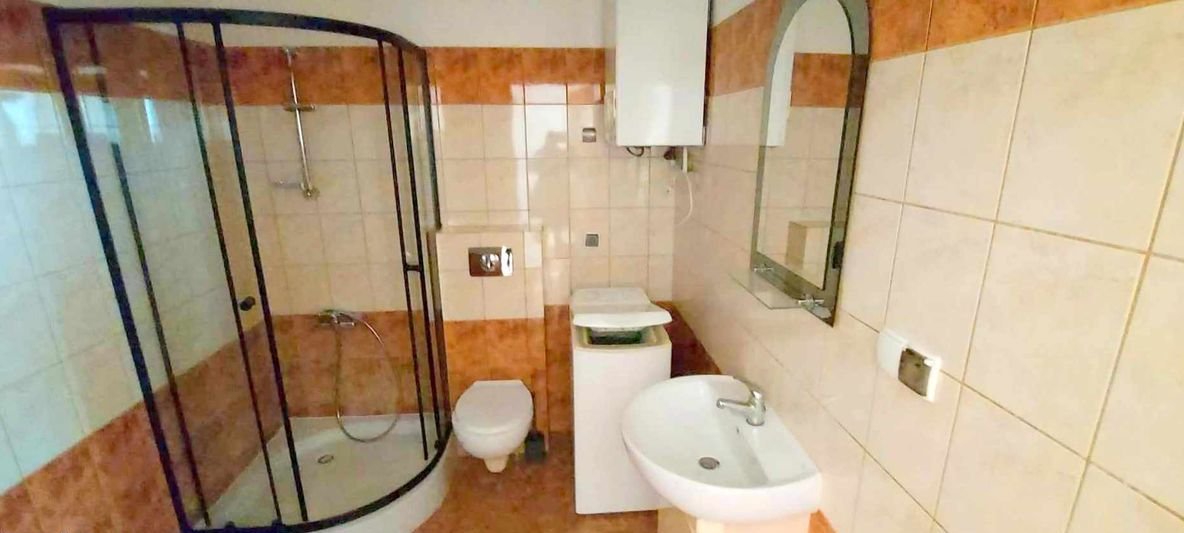 Kawalerka z dużym tarasem, zamykany parking blisko URz