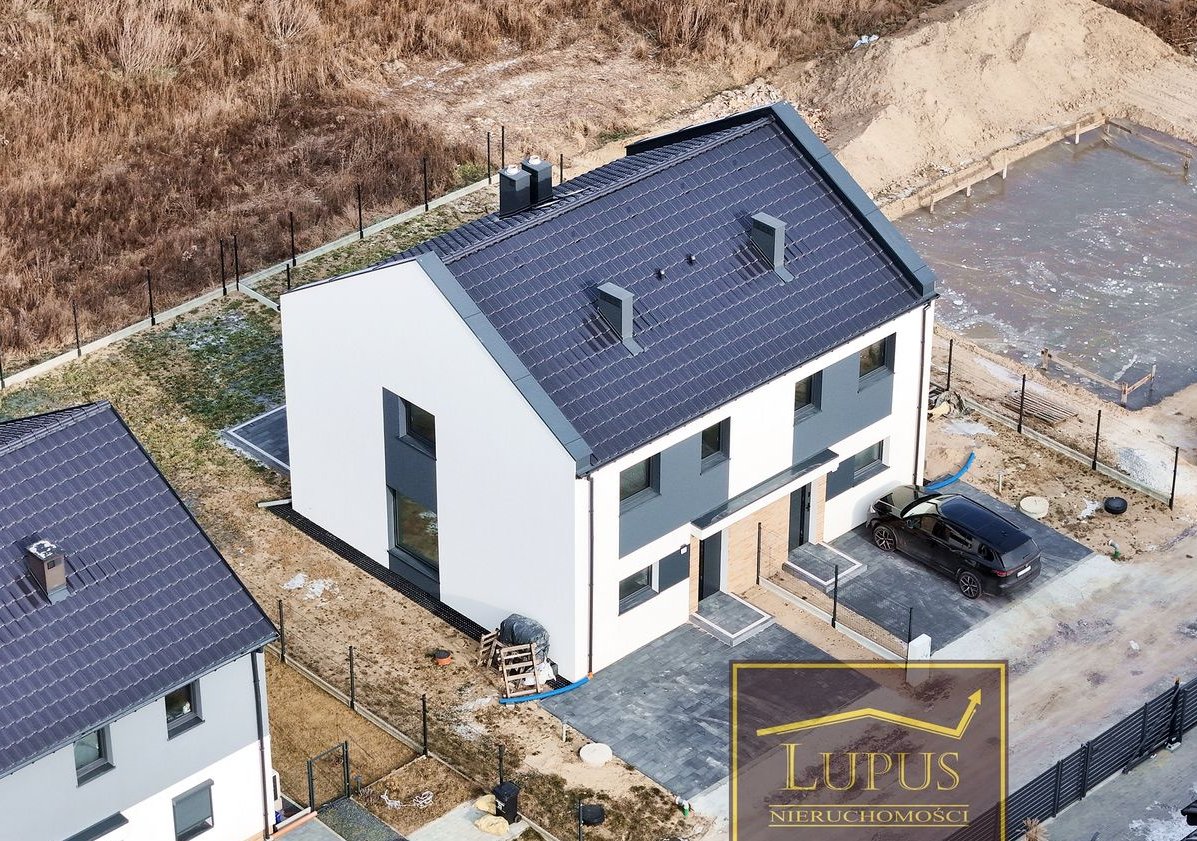 Dom w zabudowie bliźniaczej w Grzędzicach