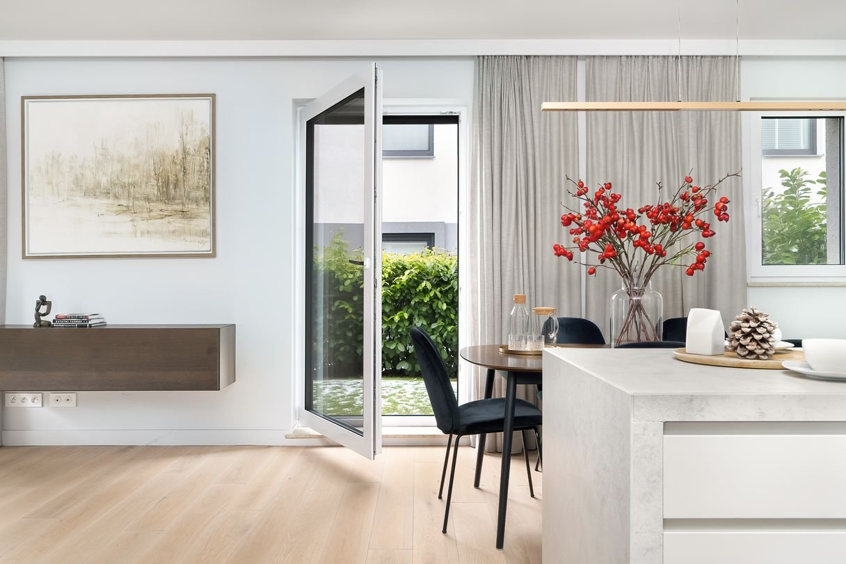 Apartament z tarasem na dachu, ogródkiem, klima, parking przed domem