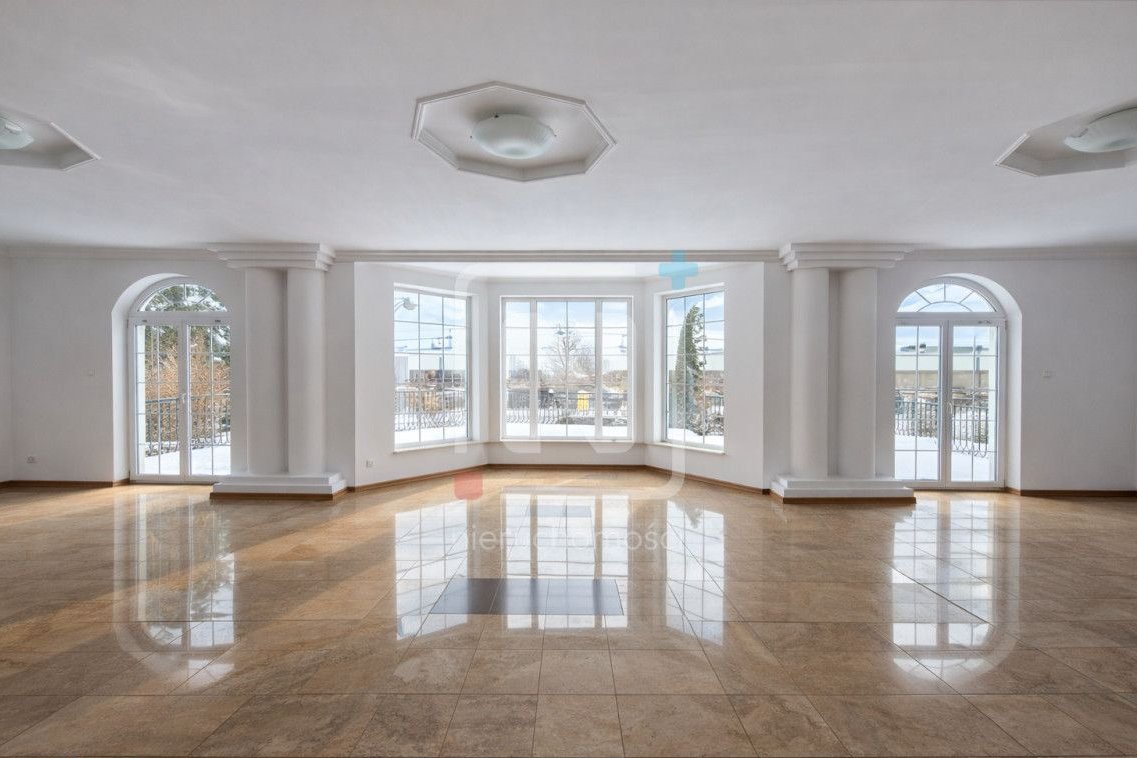 Reprezentacyjna rezydencja w stylu pałacowym | 400