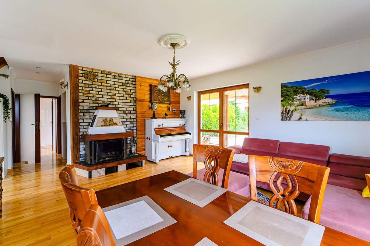 Zadbany dom w sąsiedztwie lasu. Dodatkowy budynek pod działalność