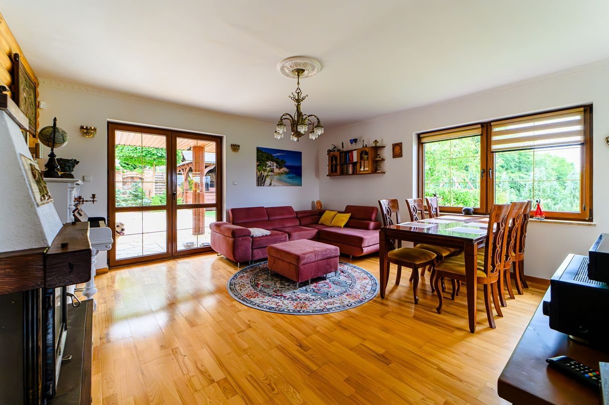 Zadbany dom w sąsiedztwie lasu. Dodatkowy budynek pod działalność