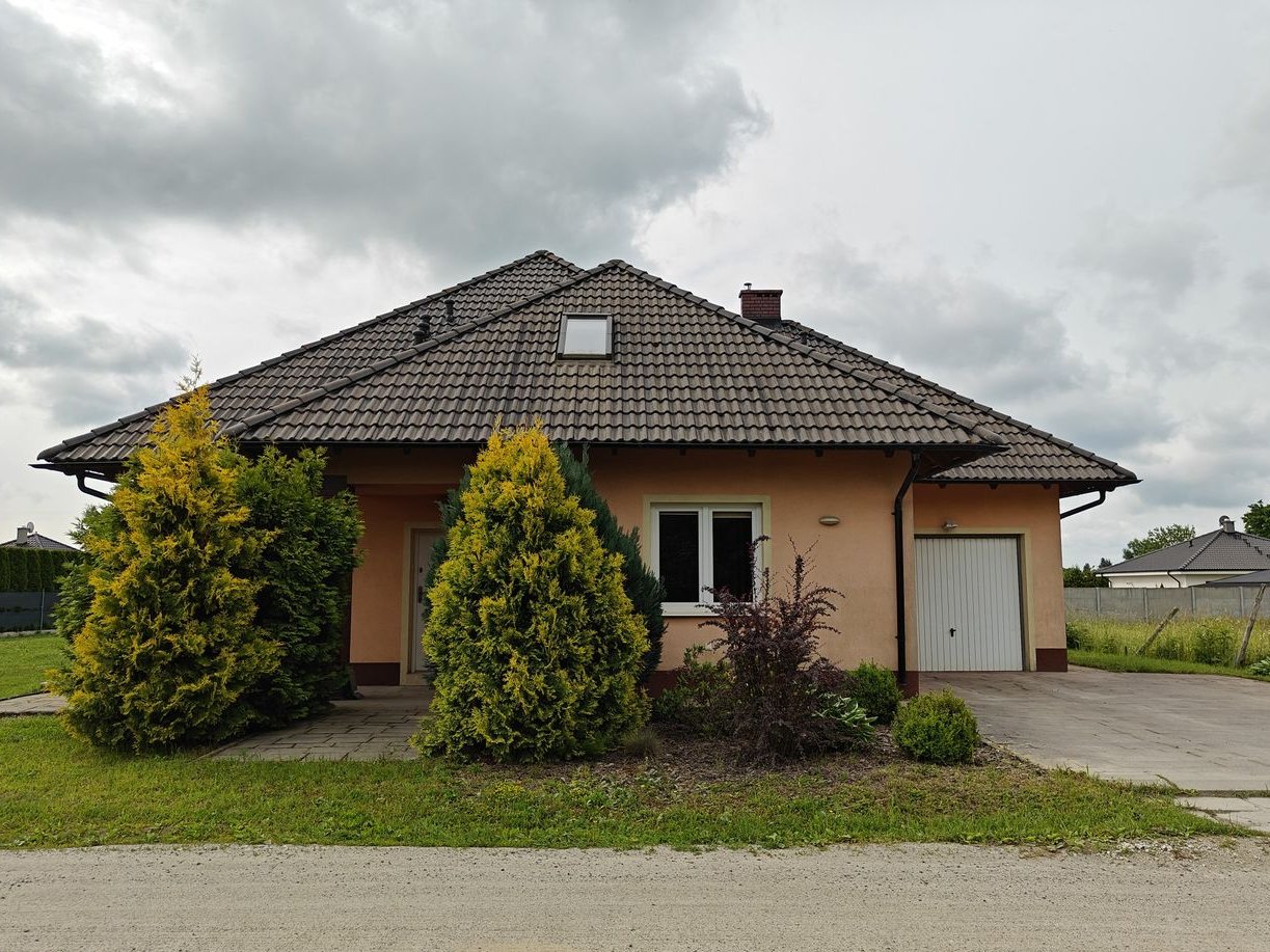 Ładny i przestronny dom z garażem i klimatyzacją