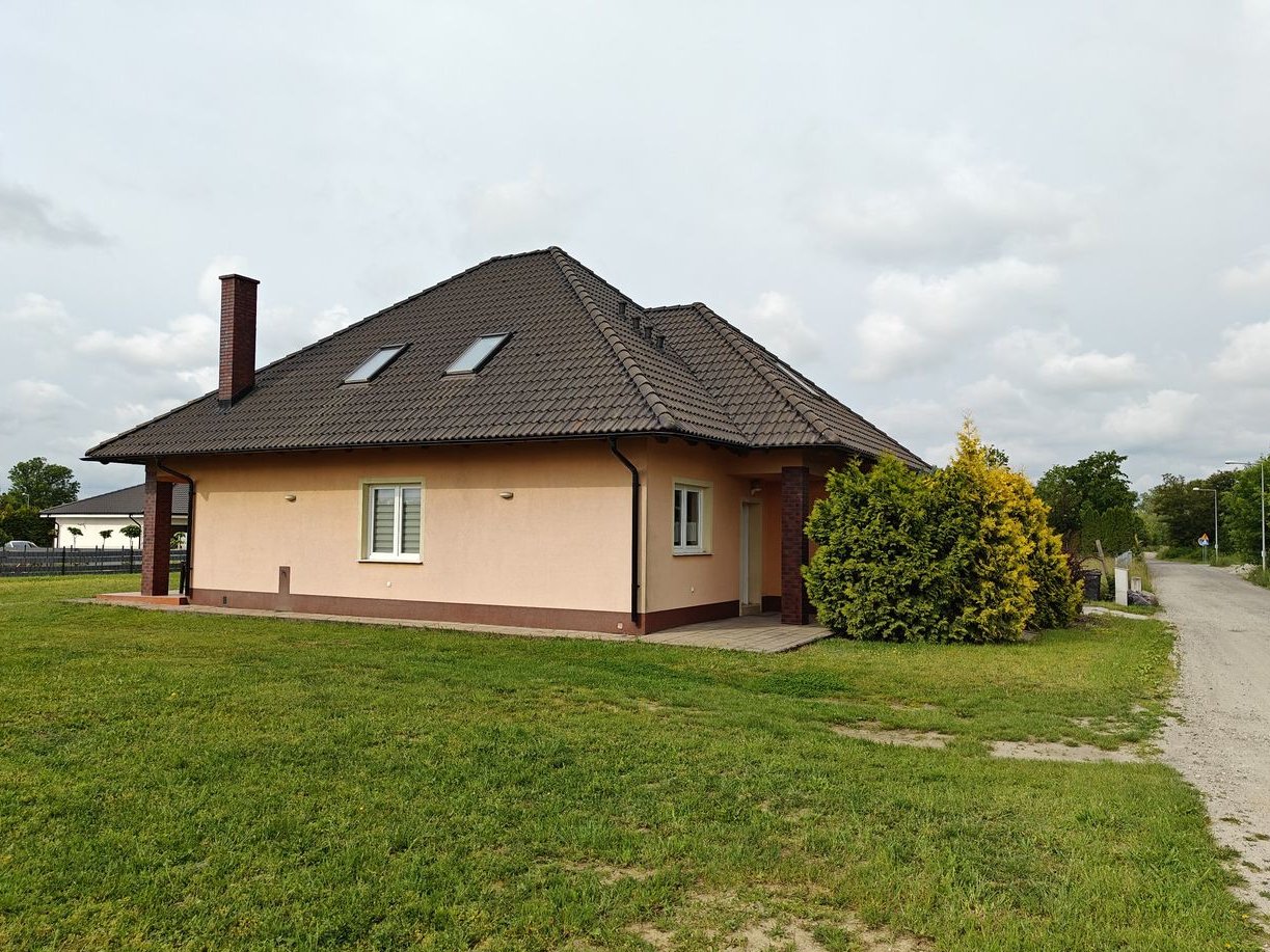 Ładny i przestronny dom z garażem i klimatyzacją