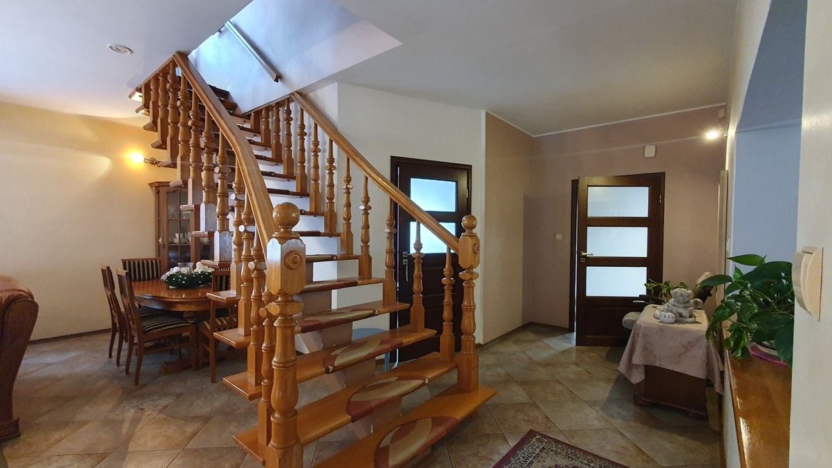 Rodzinny dom z pięknym tarasem, ogrodem i przestronnym wnętrzem