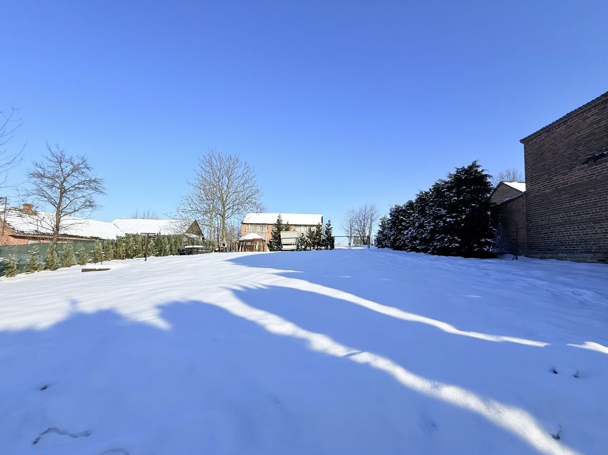 Dom z dużą działką – gotowy do zamieszkania w Szastarce