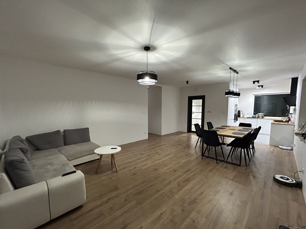 Energooszczędny bliźniak PV + magazyn energii Gotowy do zamieszkania