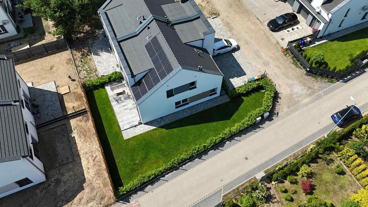 Energooszczędny bliźniak PV + magazyn energii Gotowy do zamieszkania